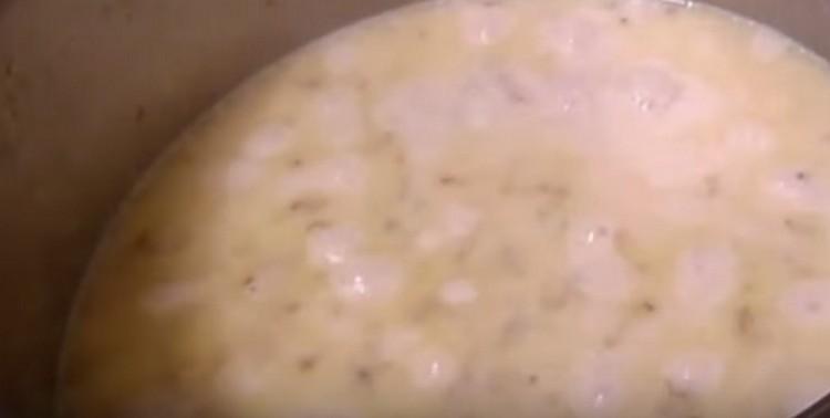 Cuire le sarrasin avec du lait sous le couvercle.