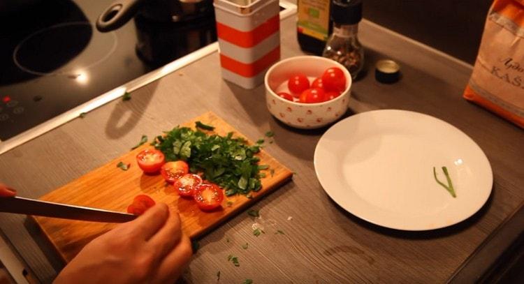 Moler el perejil, cortar los tomates cherry por la mitad.