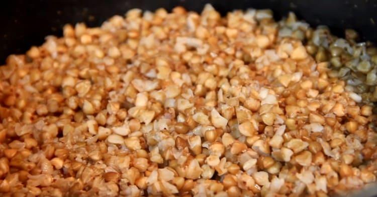 Hervir el trigo sarraceno hasta que esté cocido.