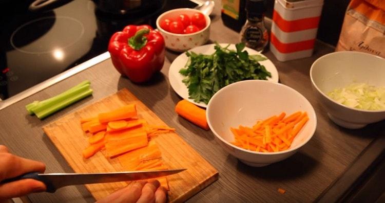 Cortar las zanahorias en tiras.