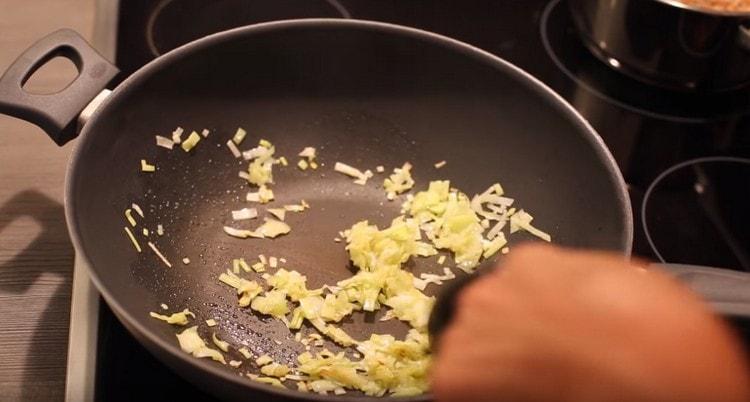 Faire frire les oignons dans une poêle.