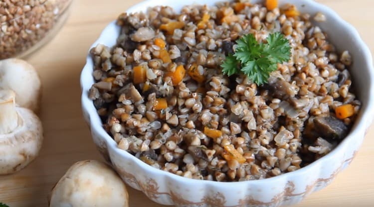 Appetizing buckwheat with champignons is ready.