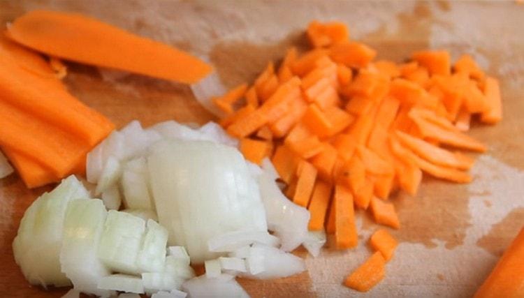 Cortar la zanahoria en un cubo.