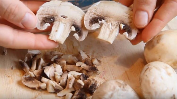 Chop mushrooms arbitrarily.