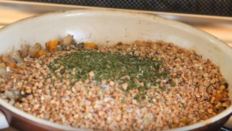Sprinkle the dish with dried parsley.