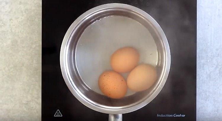 Cocine los huevos duros.