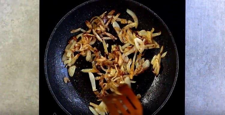 Fríe la cebolla hasta que esté dorada.