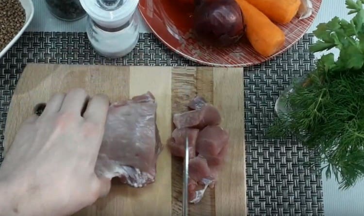 Cut the pork into slices.