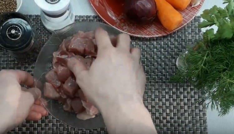 Mezclar la carne con sal y pimienta.