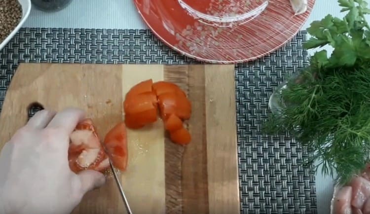 corta el tomate en cuartos de anillo.