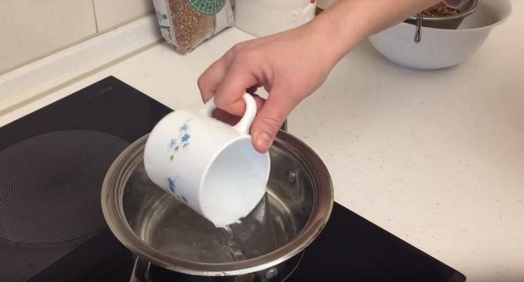 Versez de l'eau dans une casserole.