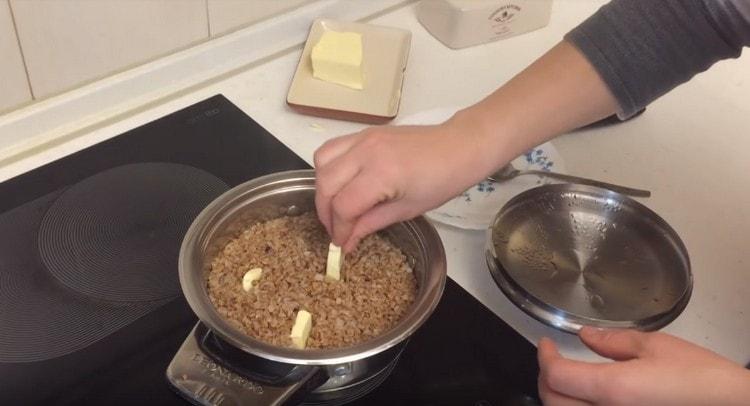 Pour rendre la bouillie de sarrasin cuite sur de l'eau plus délicieuse, ajoutez du beurre.