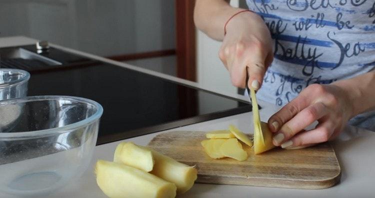 Cut the ginger root into slices.