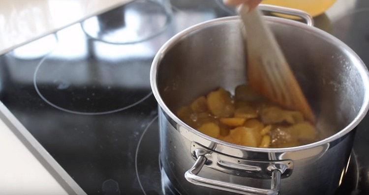 Cook the ginger syrup until the liquid evaporates.