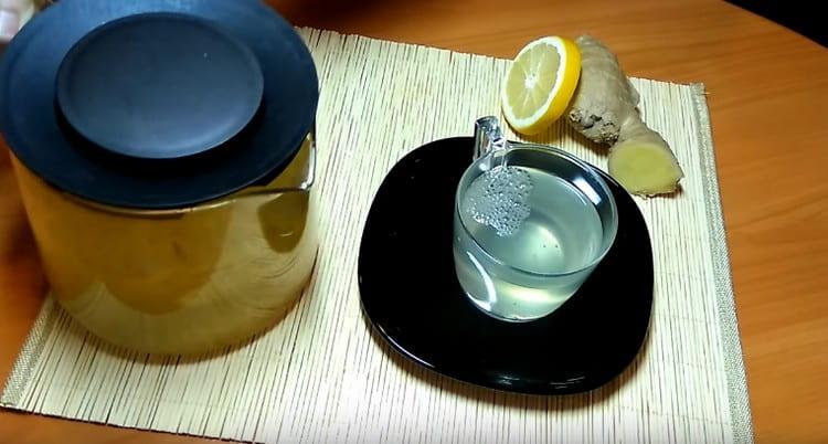 Así que preparamos jengibre con limón en forma de una bebida agradable y saludable.