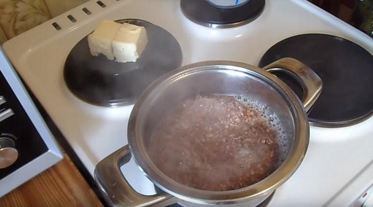 On high heat, bring the buckwheat to a boil.