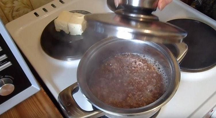 Couvrir la bouillie avec un couvercle et cuire à feu doux.