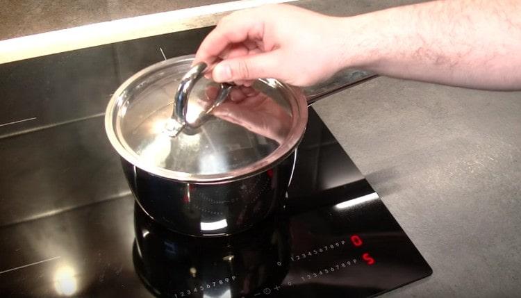 Reduzca el fuego y cocine las gachas debajo de la tapa.