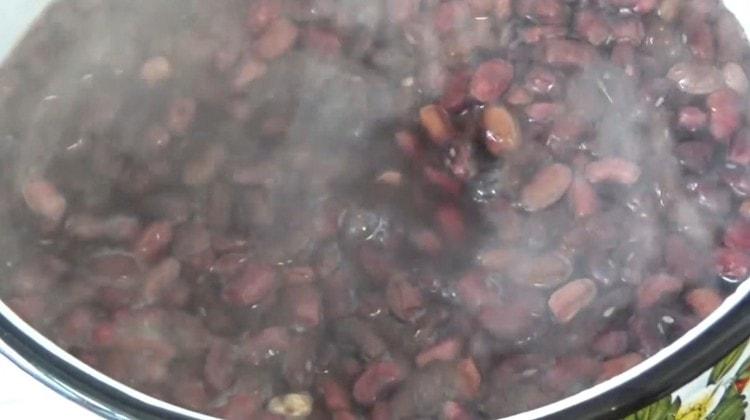 Put the saucepan on the fire and wait for the beans to boil.