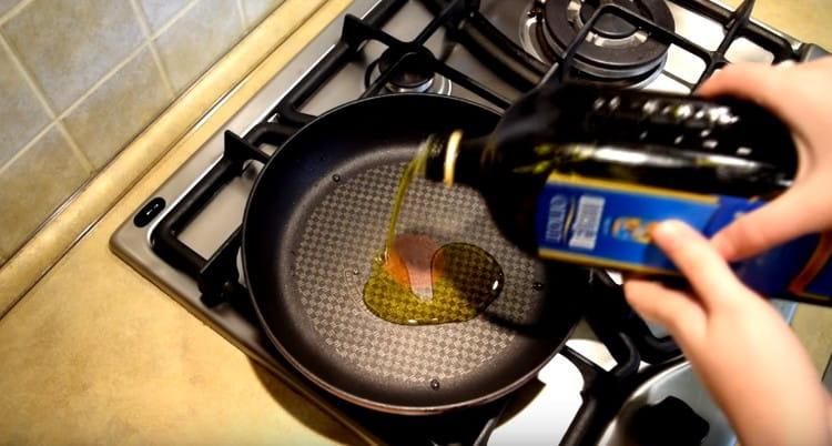 Heat the olive oil in a pan.