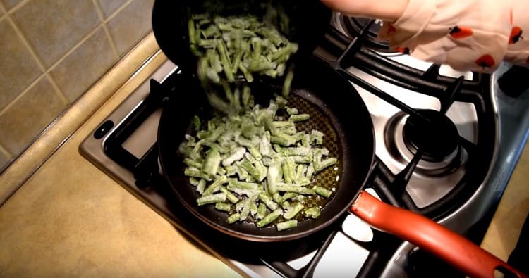 Extienda las judías verdes congeladas en aceite caliente.