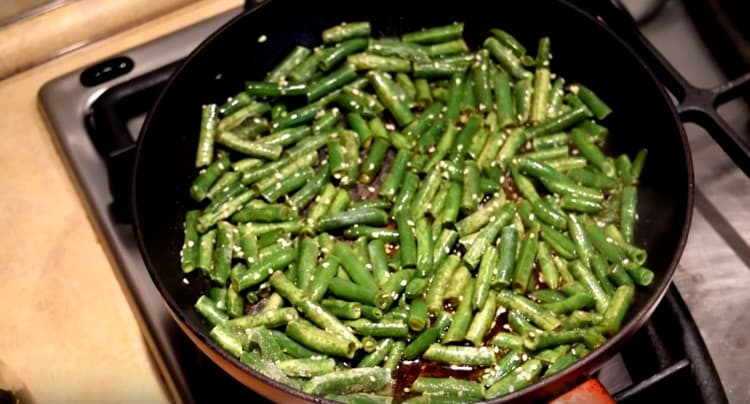 Sprinkle the beans with sesame seeds.