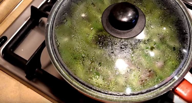 cook a dish under the lid for several minutes.