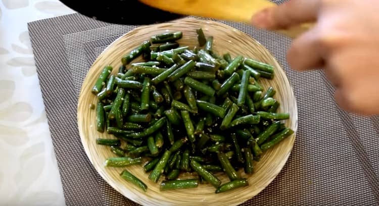 Así que hablamos sobre cómo puedes cocinar deliciosamente judías verdes congeladas en una sartén.
