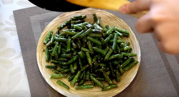 Nous avons donc discuté de la possibilité de cuire délicieusement des haricots verts congelés dans une casserole.