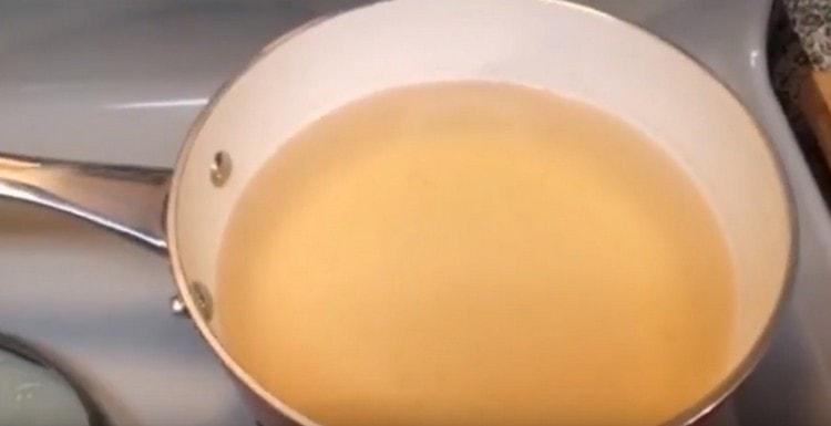 Un tel thé à partir de racine de gingembre est généralement servi avec du miel et du citron.