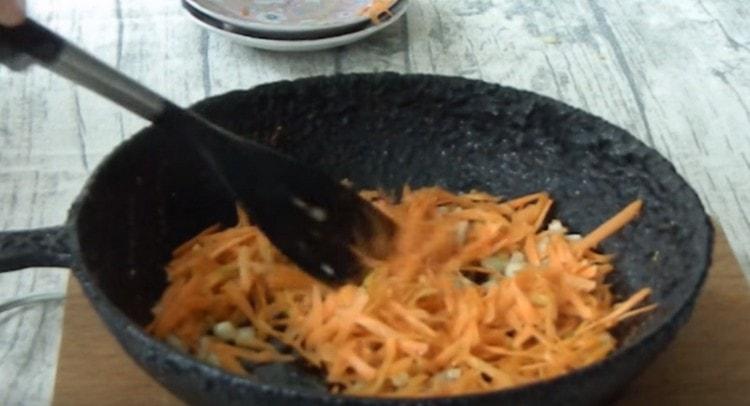 Agregue zanahorias a la cebolla y cocine a fuego lento durante unos minutos más.