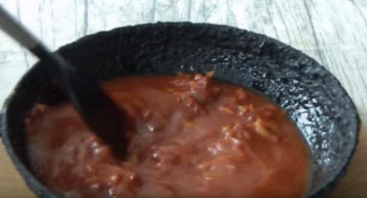 Ajouter la pâte de tomates, l'eau et préparer la sauce jusqu'à épaississement.
