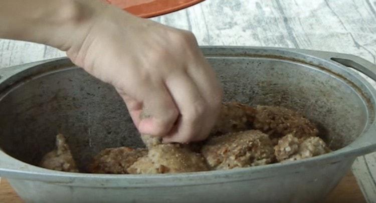 Mettez les côtelettes frites dans une casserole ou des canetons.