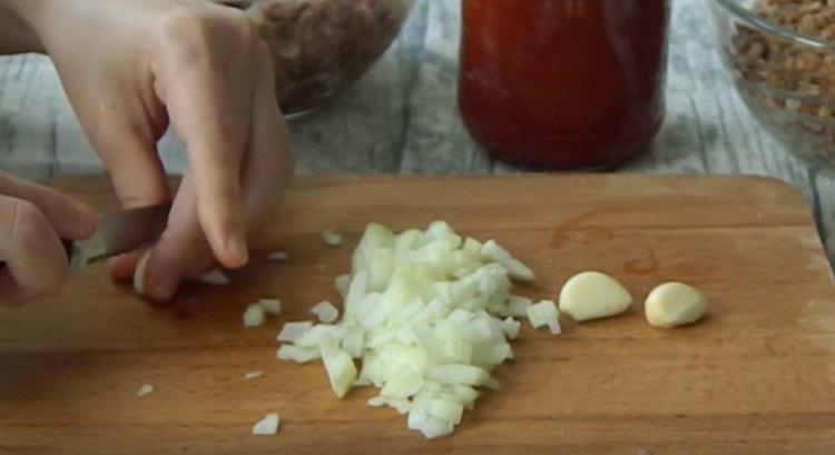 Grind onions and garlic.