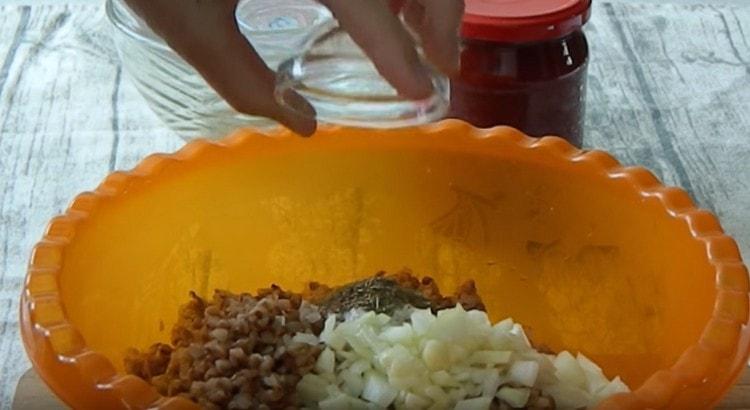 In a bowl we combine minced meat, buckwheat, onions, garlic, salt and pepper.