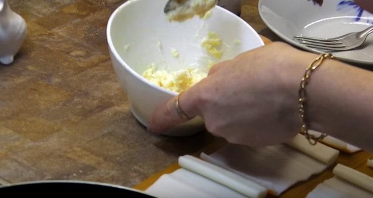 Mix cheese with mayonnaise and chopped garlic.