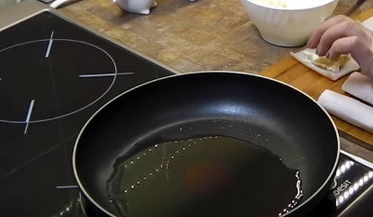 We heat the vegetable oil in a pan.