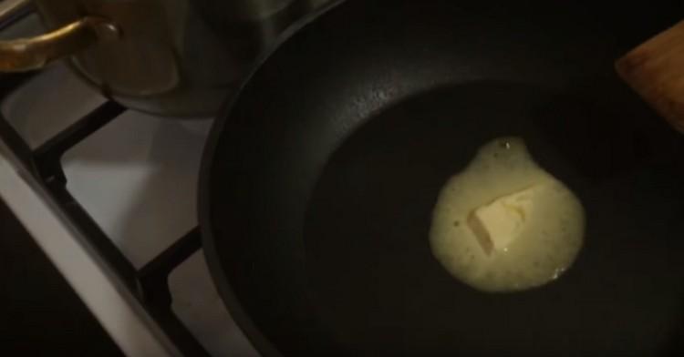 Dans une casserole, faites fondre un morceau de beurre.