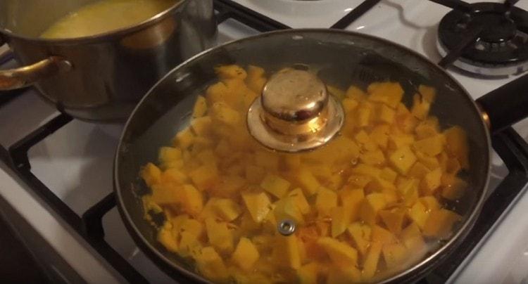Nous étalons des tranches de citrouille dans une casserole, ajoutons de l'eau et mijotons sous le couvercle.
