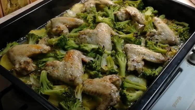 Fragrant chicken with broccoli in the oven is prepared, as you see, simply.