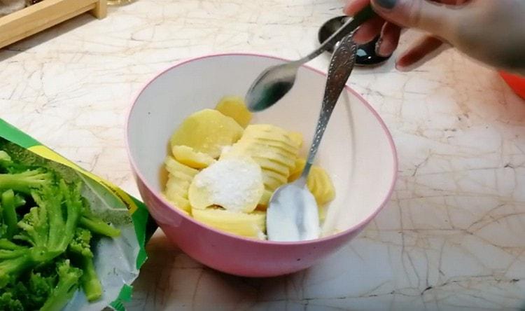 Peel the potatoes, cut into slices and salt.