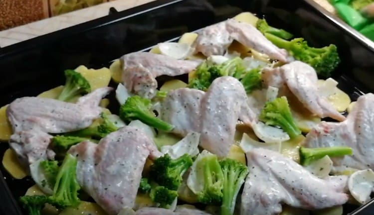 Between the pieces of chicken spread the broccoli.