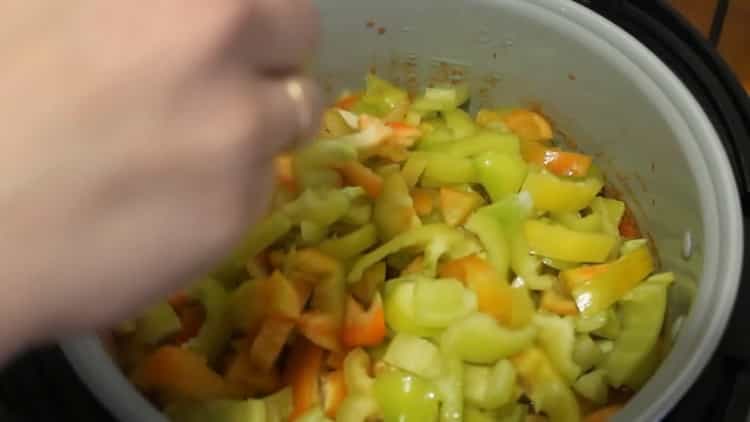 Pour préparer le lecho, ajoutez du poivre dans le bol