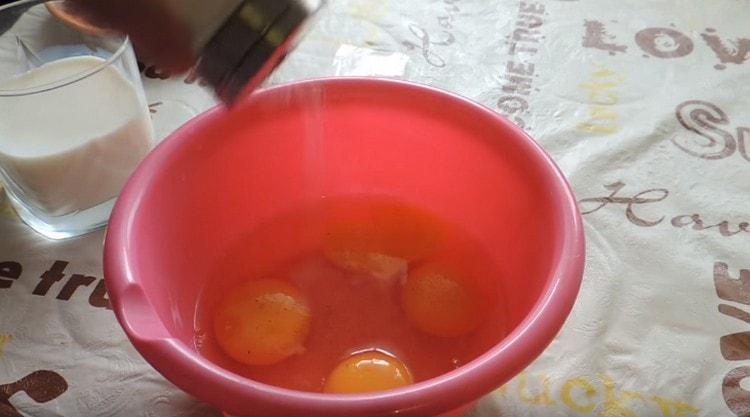 battez les œufs dans un bol, salez-les et poivrez-les.