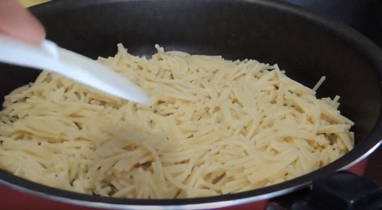 Étaler les pâtes dans une casserole.