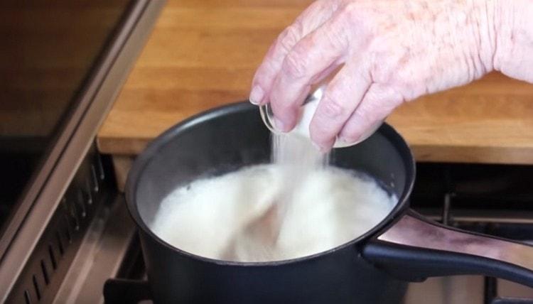 Nous versons progressivement la semoule dans le lait bouilli en remuant constamment.