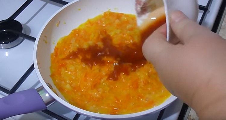 Disuelva la pasta de tomate en agua y mezcle.