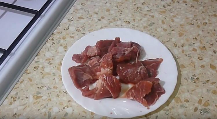 Snijd het vlees in stukjes.