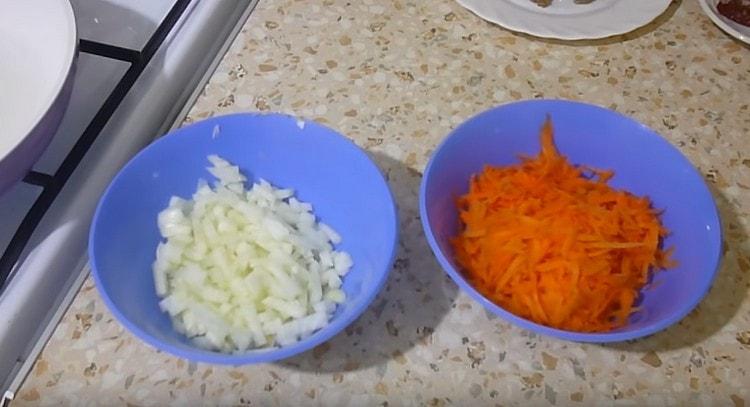 Moudre les oignons et les carottes.