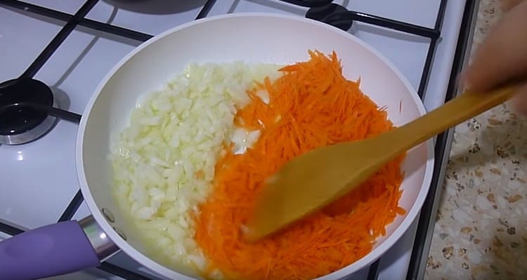 Separately, fry the onions and carrots without connecting them yet.